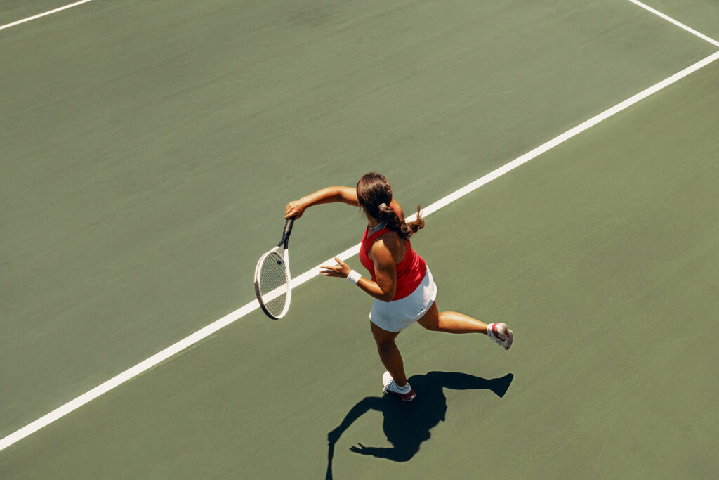 Mujer jugando al tenis