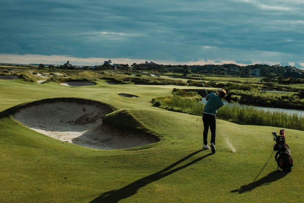 Hombre jugando al golf