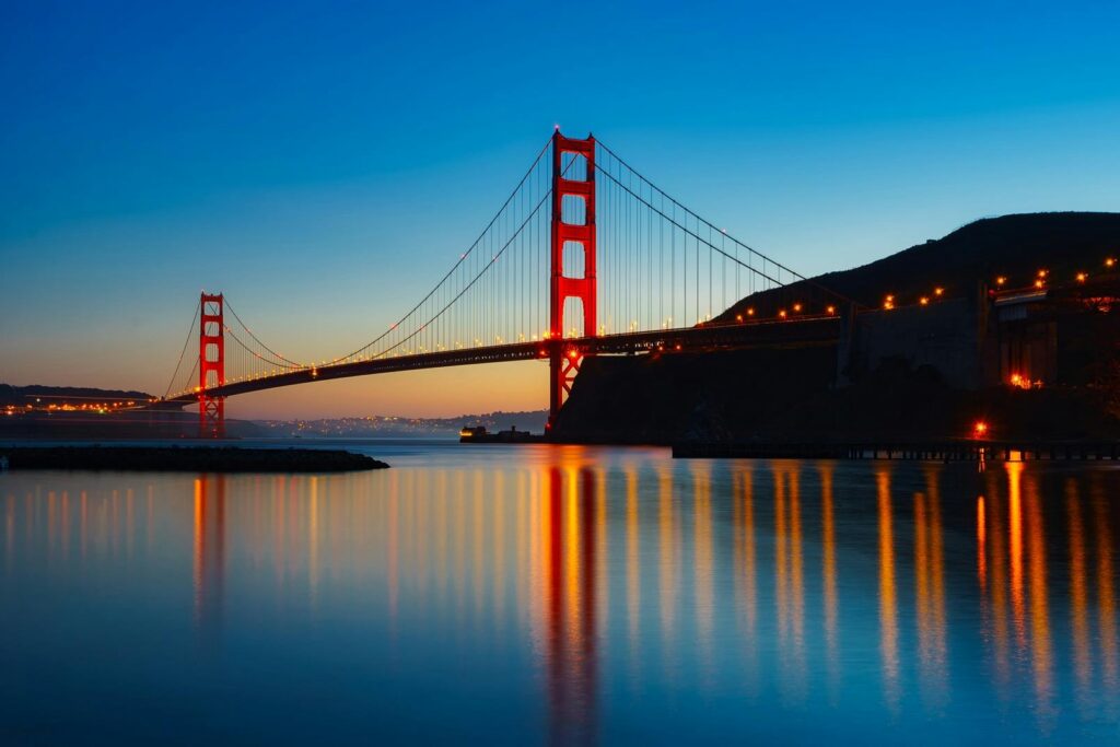 Puente en California al atardecer.