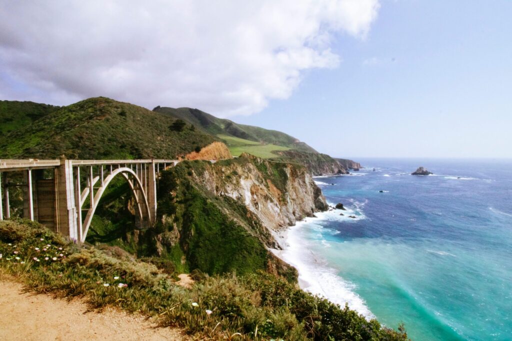 Paisaje de mar y montaña en California