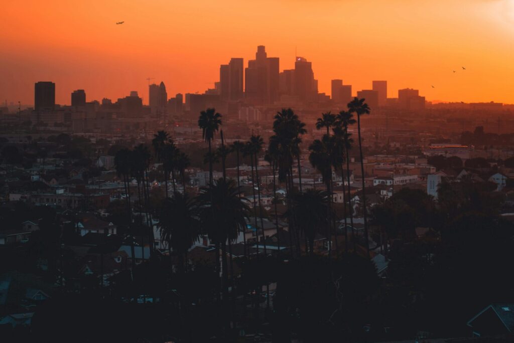 Atardecer con ciudad de fondo en California